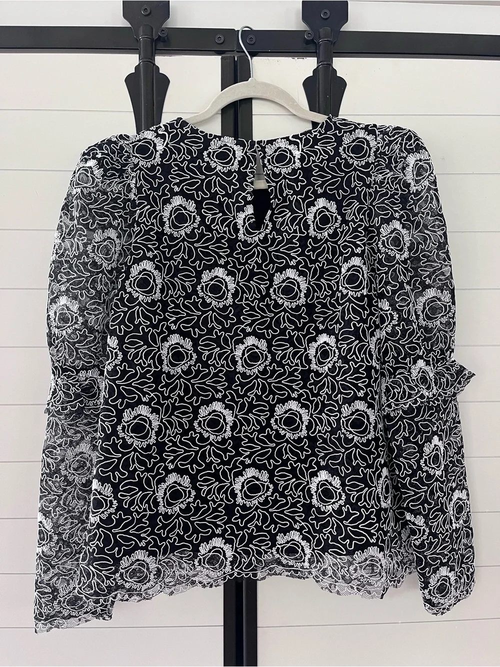 Tuckernuck Black and White Floral Lace Puff-Sleeve Blouse - Large